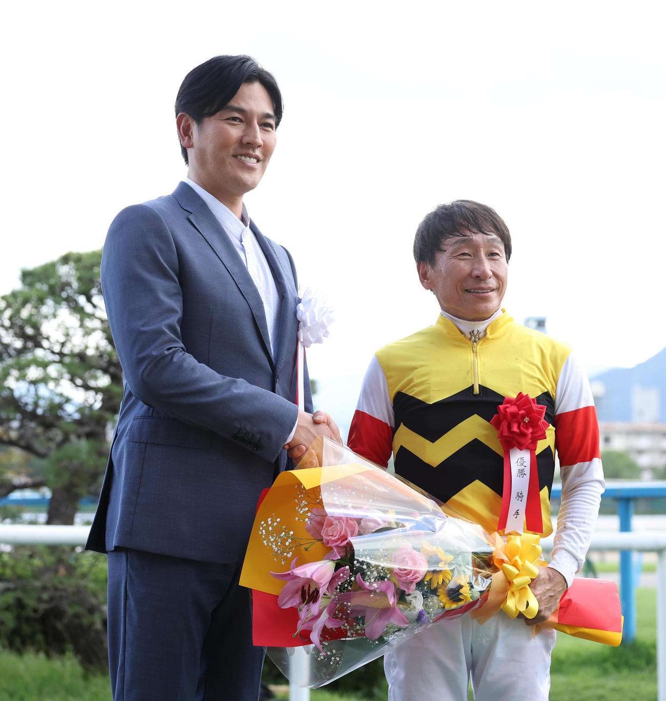 握手するプレゼンターの要潤（左）と横山典騎手（撮影・白石智彦）