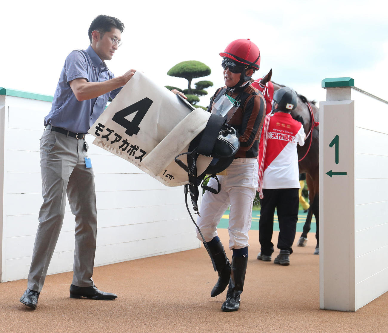 モズアカボスで小倉12Rを勝利して引き揚げる小牧太騎手（撮影・白石智彦）