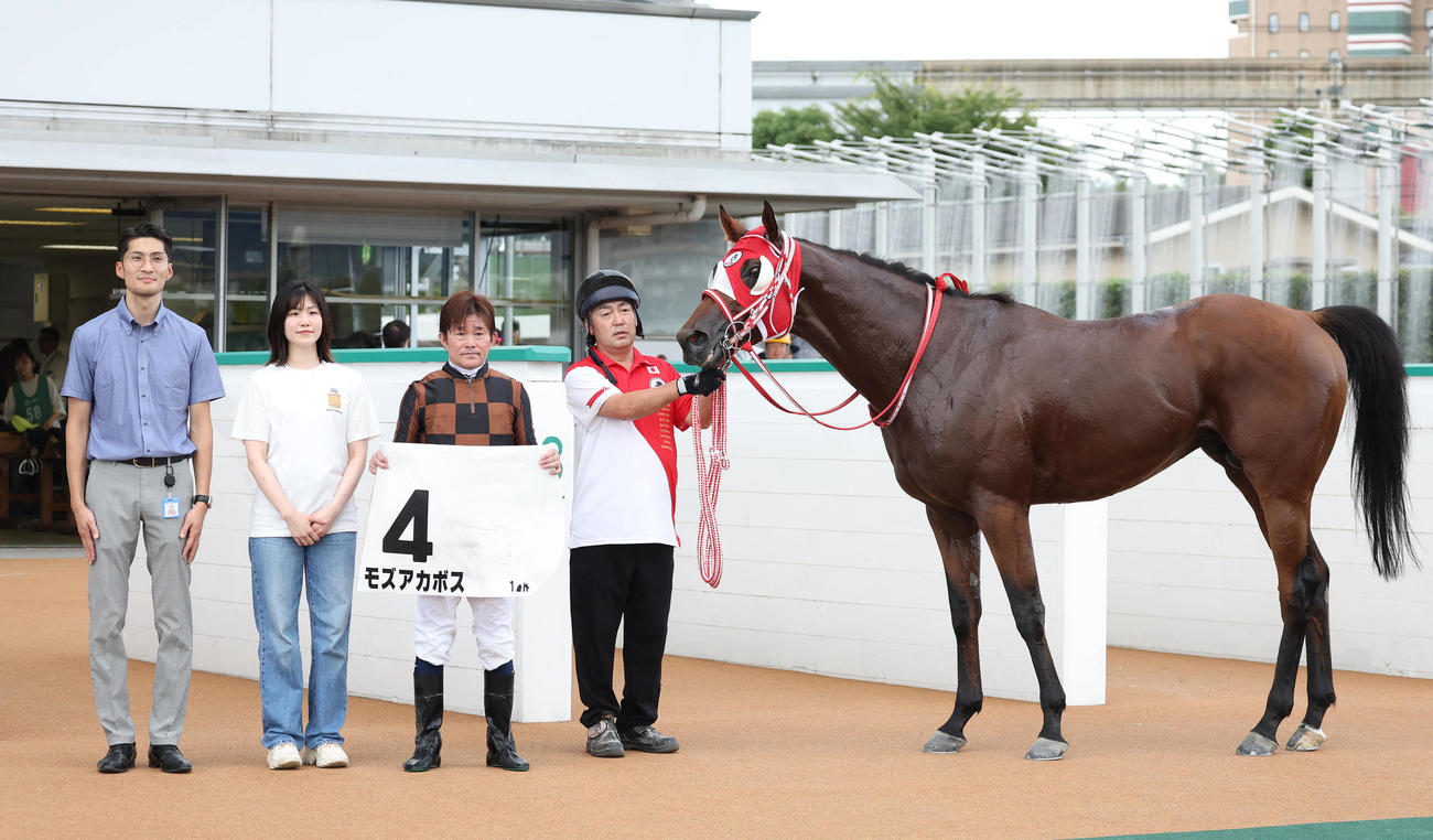 モズアカボスで小倉12Rを勝利して口取りに並ぶ小牧太騎手（右から2人目）（撮影・白石智彦）