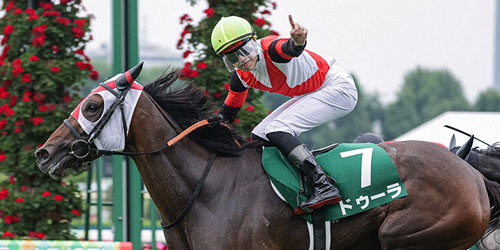 クイーンSを制したドゥーラと斎藤騎手（撮影・村野早祐）＝2023年7月30日、札幌競馬場
