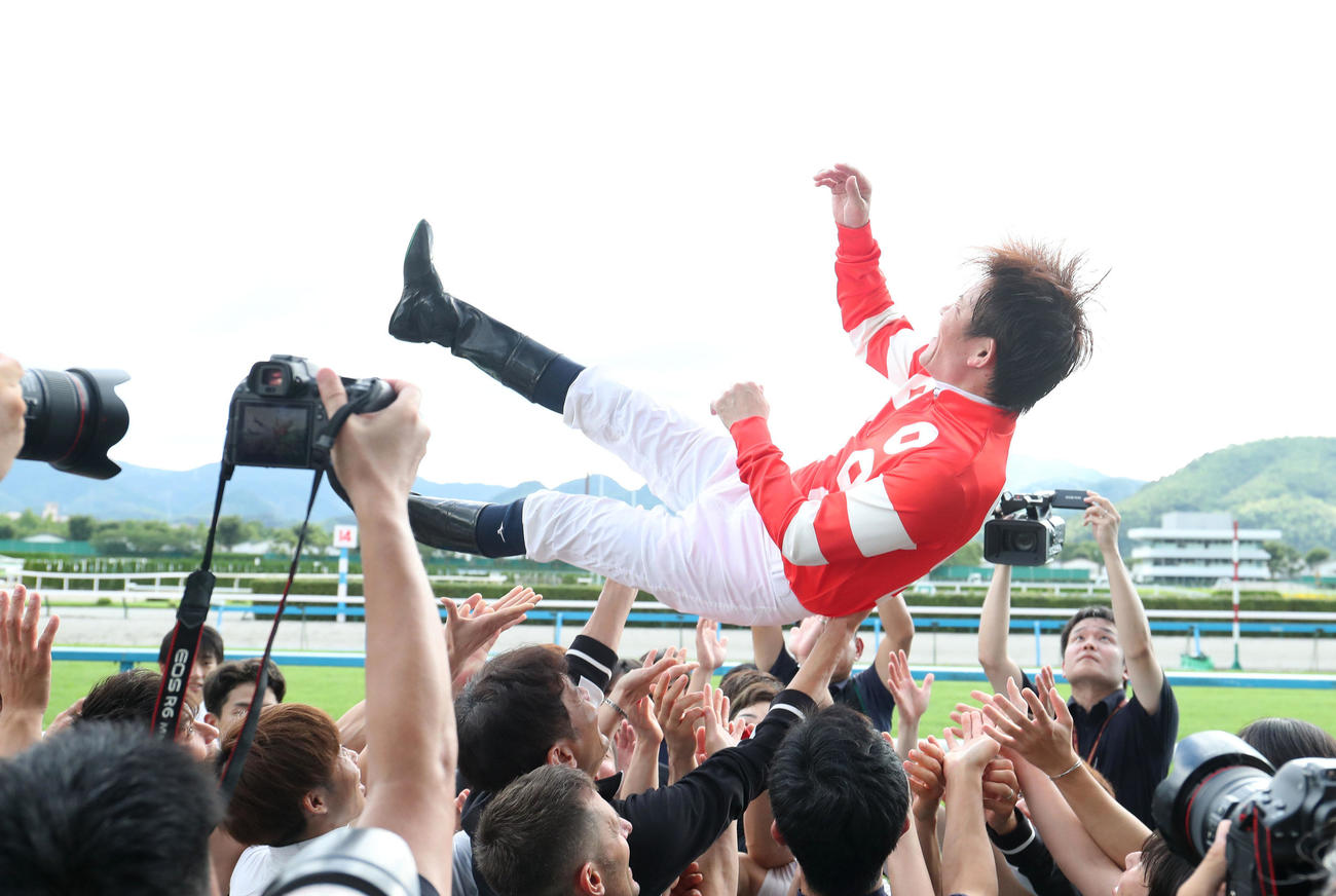 騎手仲間に胴上げされる小牧太騎手（撮影・白石智彦）