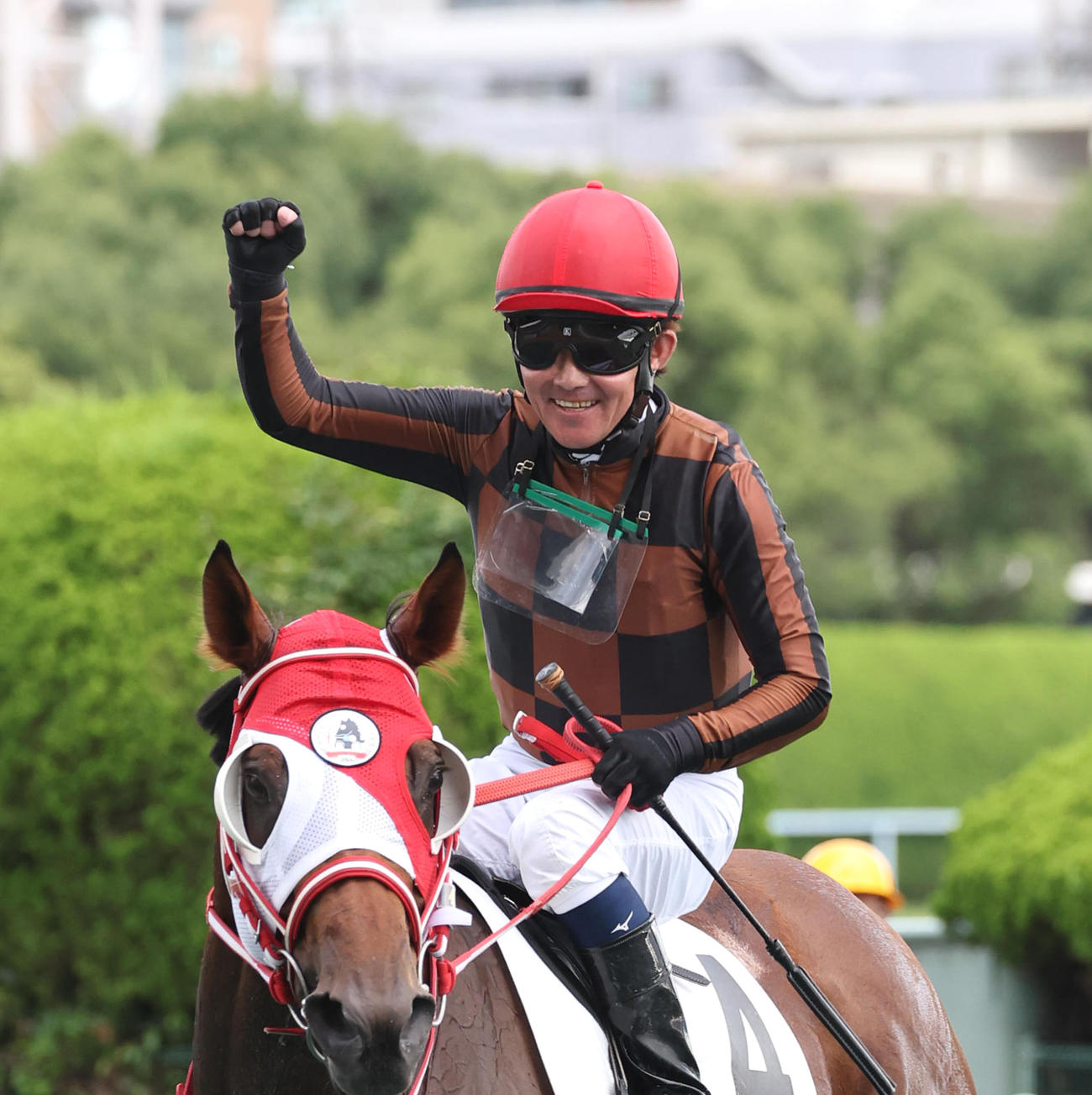 モズアカボスで小倉12Rを勝利してガッツポーズで引き揚げる小牧太騎手（撮影・白石智彦）