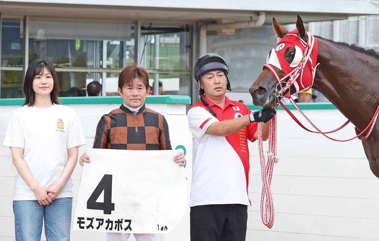 モズアカボスで小倉12Rを勝利して口取りに並ぶ小牧太騎手（中央）と長女のひかりさん