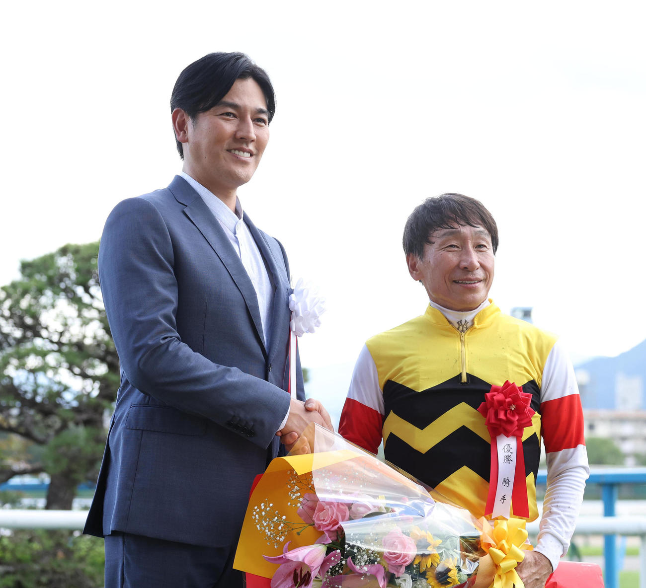 握手するプレゼンターの要潤（左）と横山典騎手（撮影・白石智彦）