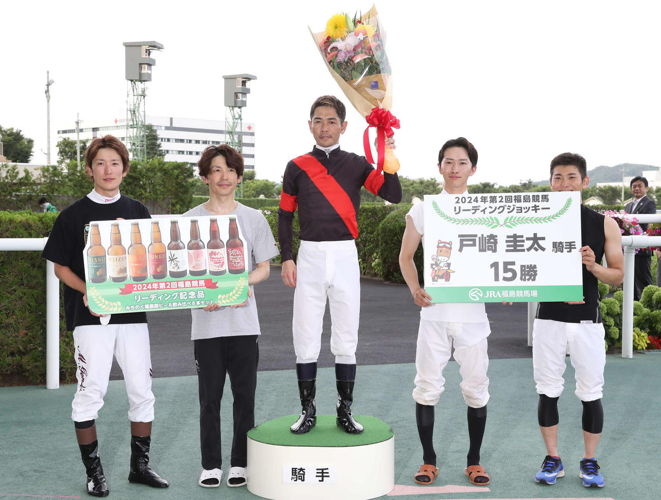福島リーディングを15勝を挙げて福島リーディングを獲得した戸崎騎手（中央）（撮影・丹羽敏通）