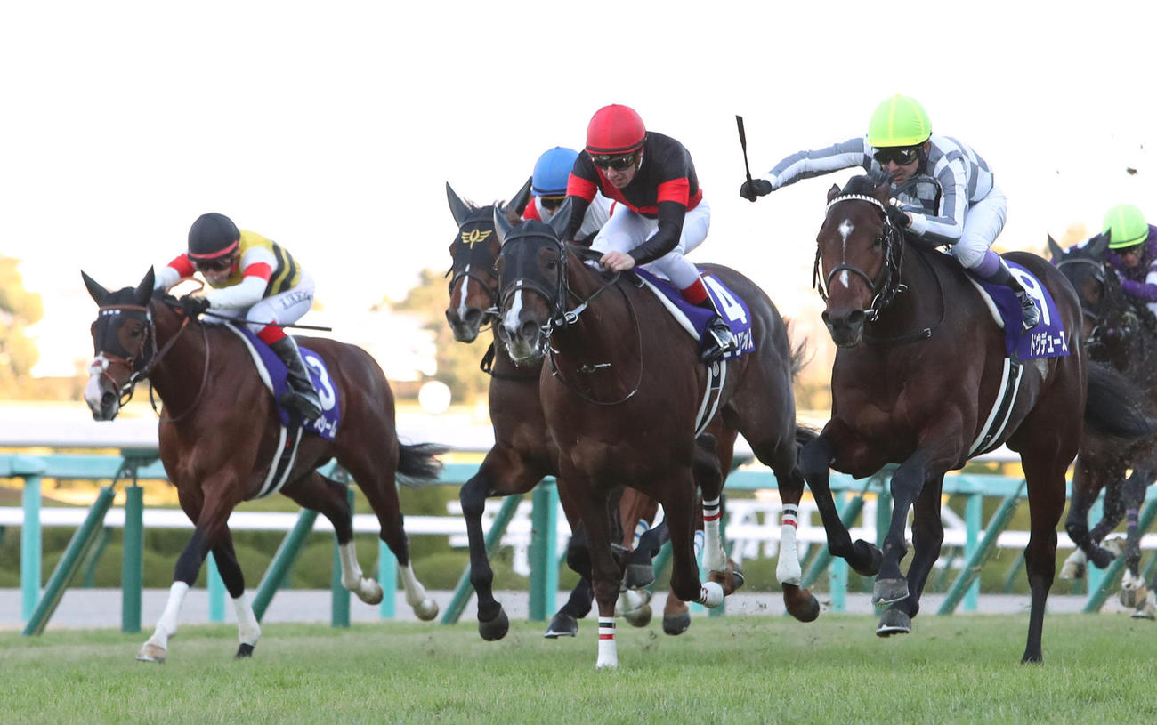2021年朝日杯FS4着に敗れたアルナシーム（左）。右は勝ったドウデュース