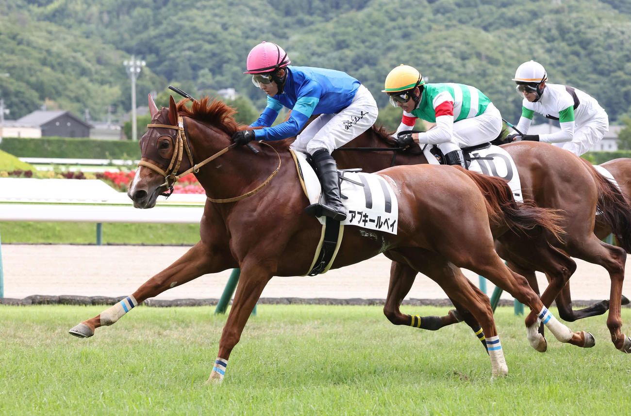福島6R、ゴール手前で差し切って2歳新馬戦を制したアブキールベイと石川騎手（撮影・丹羽敏通）