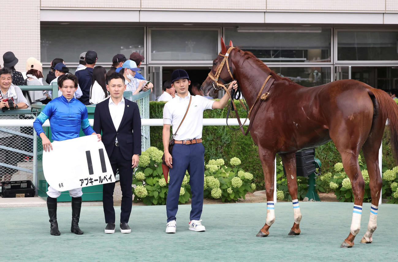 福島6R、2歳新馬戦を制したアブキールベイの口取りをする石川騎手（撮影・丹羽敏通）