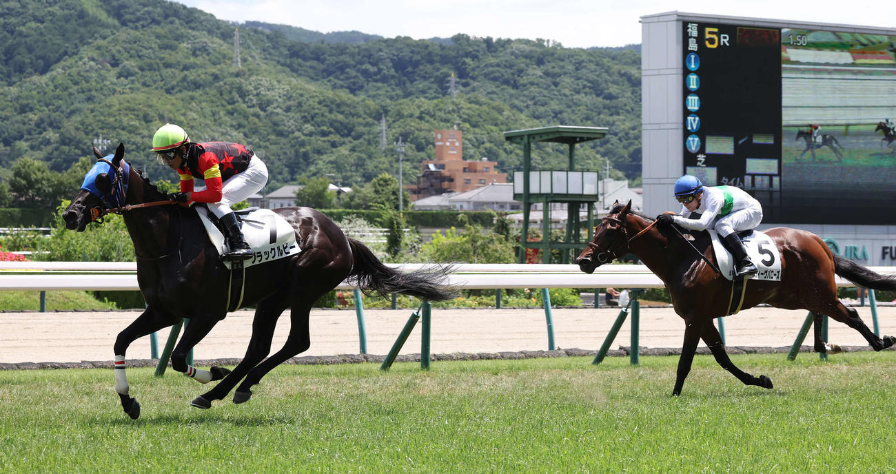 福島5R、新馬戦を制したブラックルビーと戸崎騎手（左）。右は2着スティーヴバローズ（撮影・丹羽敏通）