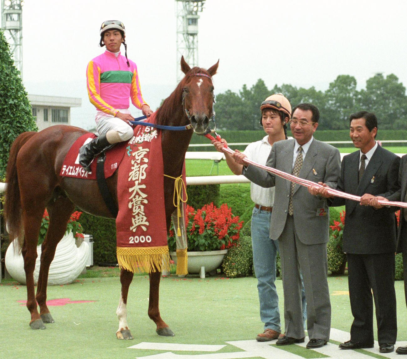 テイエムオペラオーと馬主の竹園正継氏（右から2人目）（2000年撮影）