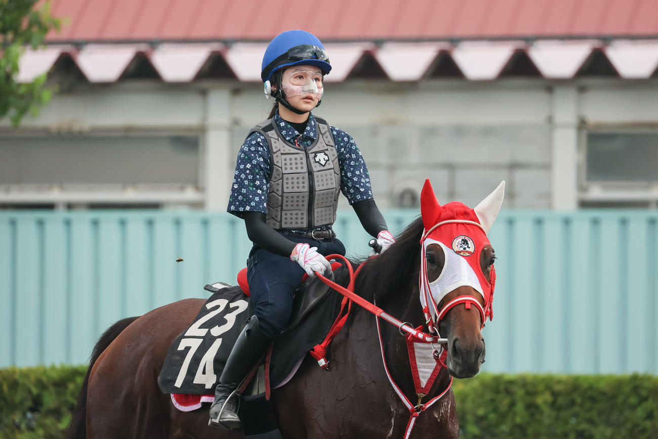 札幌競馬場で調教に騎乗する古川奈騎手（撮影・村野早祐）