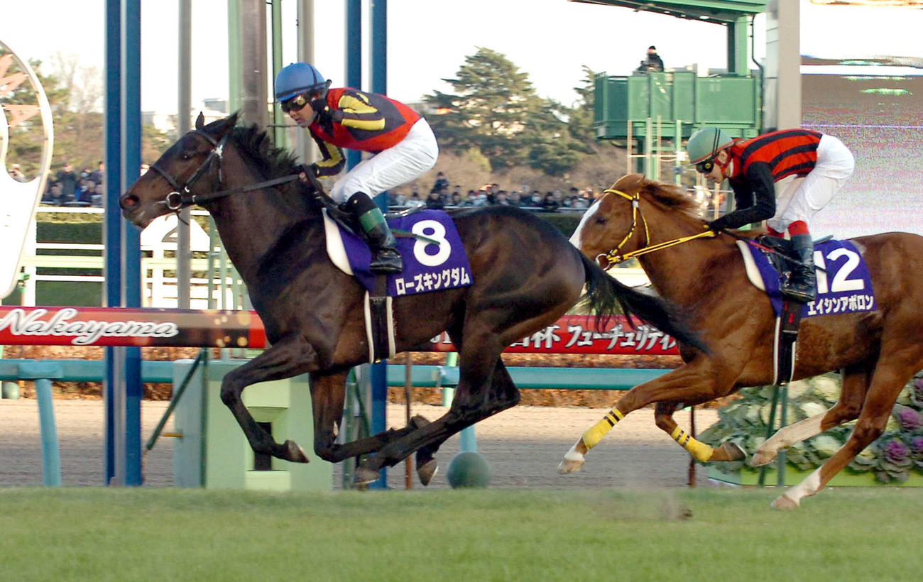 小牧太騎乗のローズキングダム（左）が朝日杯を制した（2009年12月20日撮影）