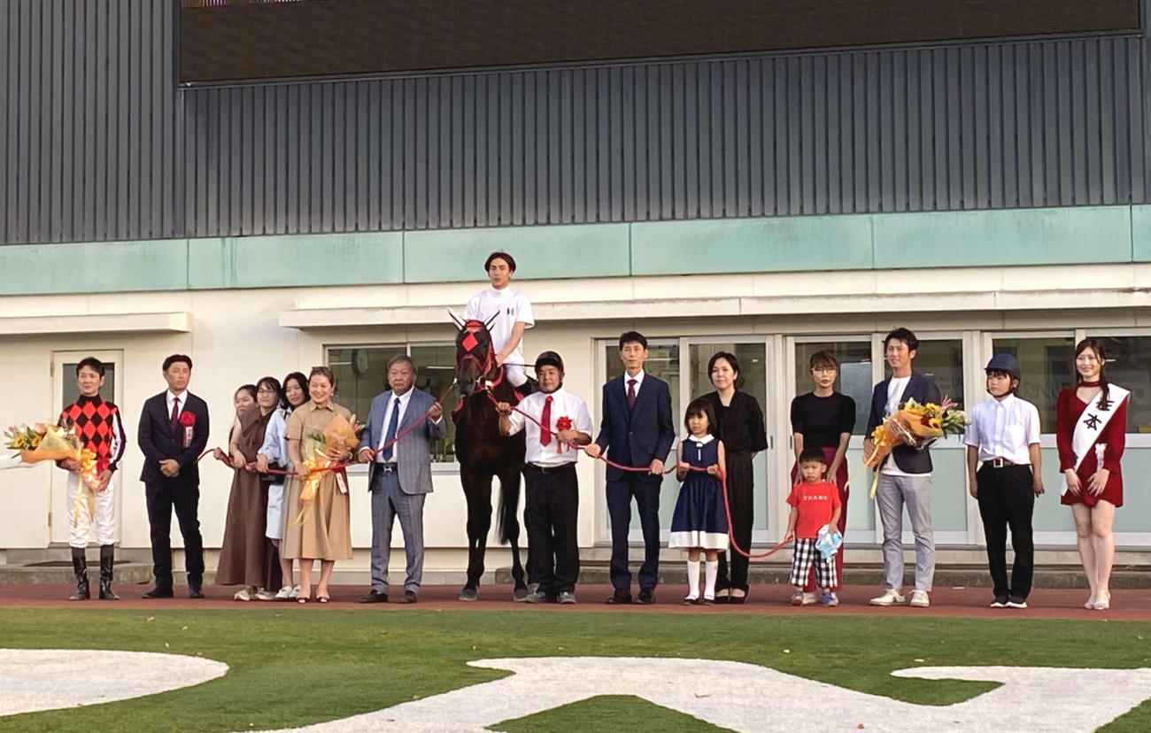 園田競馬場で引退式を行ったジンギ