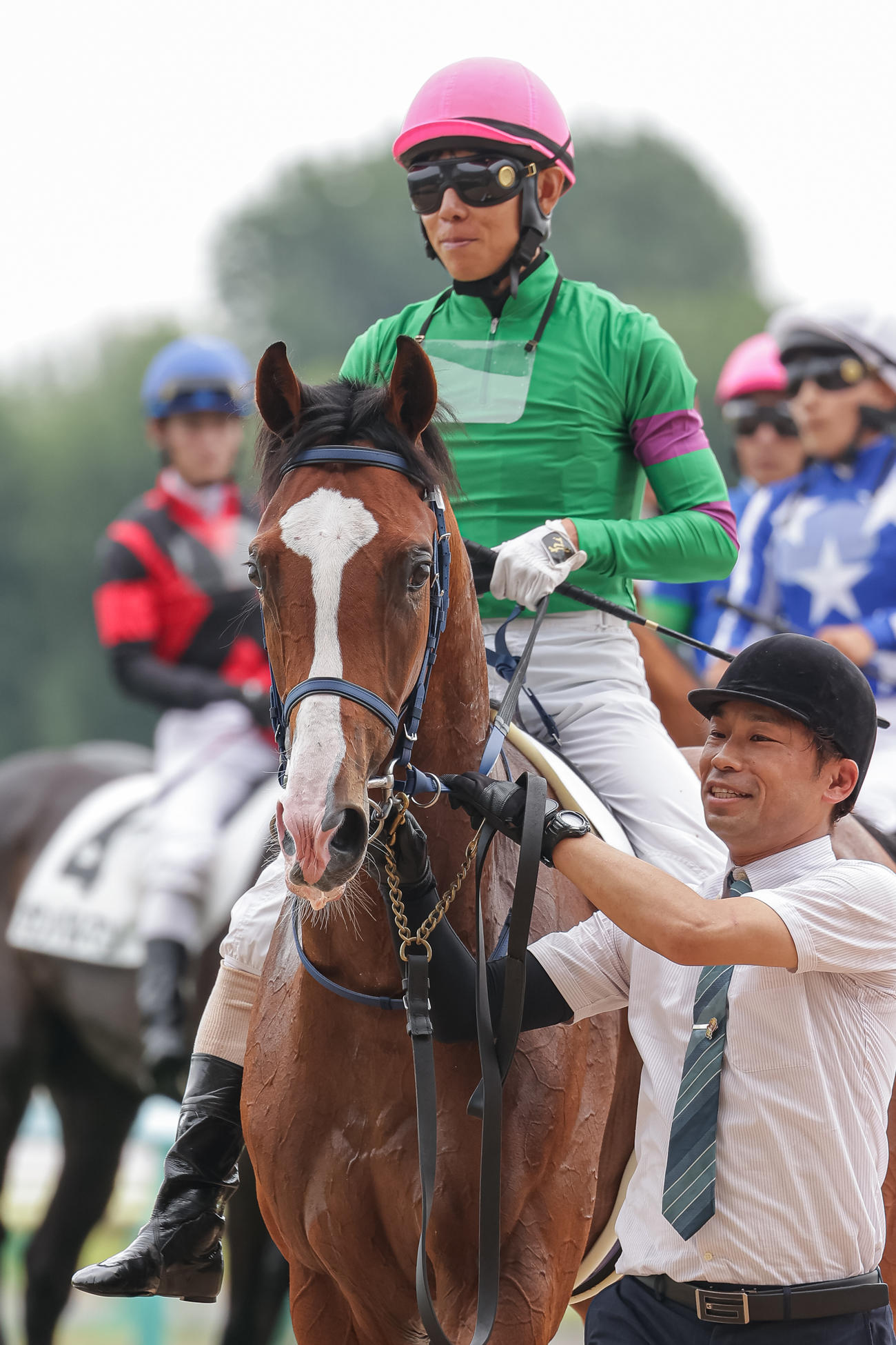 2歳未勝利を勝ち上がったシマサンブラックと北村友騎手（撮影・村野早祐）