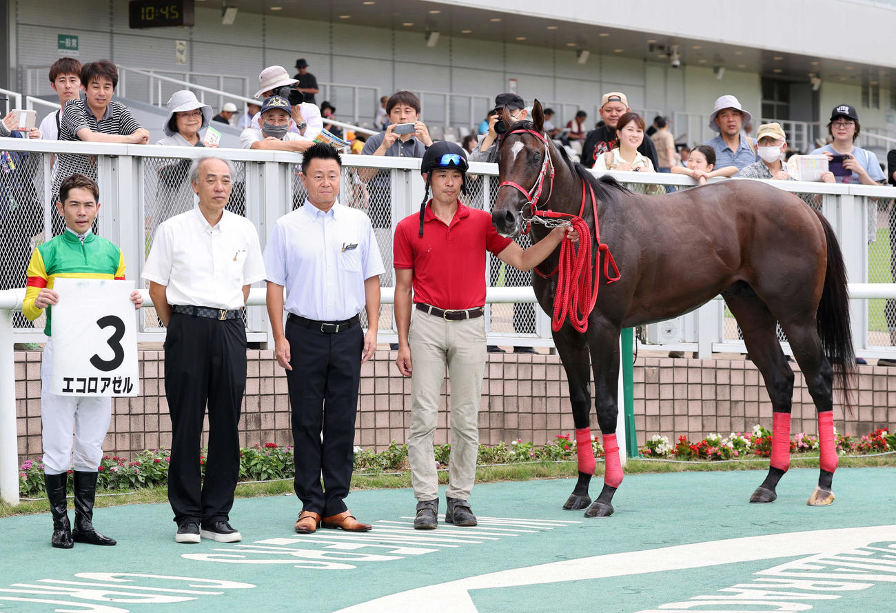 メイクデビュー新潟を制したエコロアゼルと戸崎圭太騎手（左端）（撮影・鈴木正人）