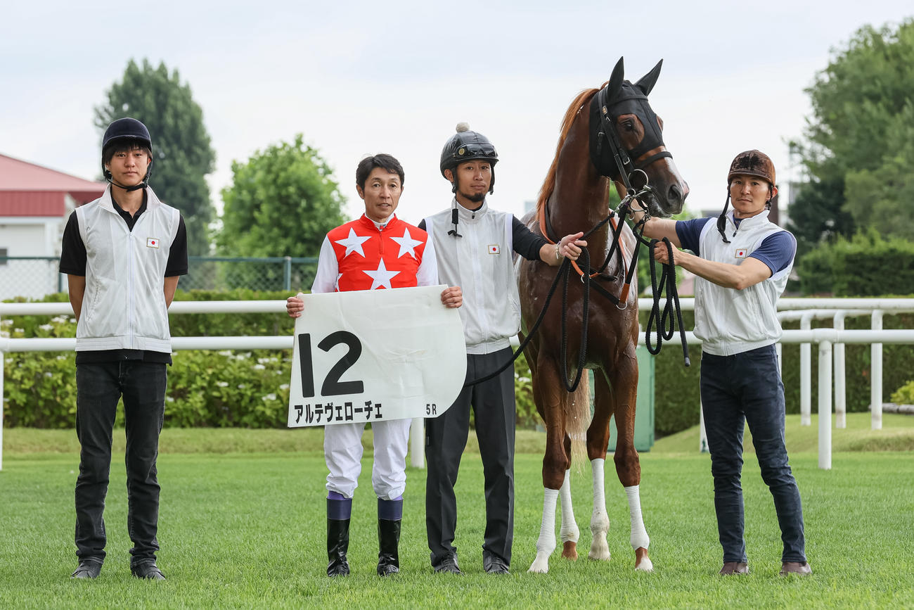 札幌5R、デビュー戦を制したアルテヴェローチェと武豊騎手（撮影・村野早祐）