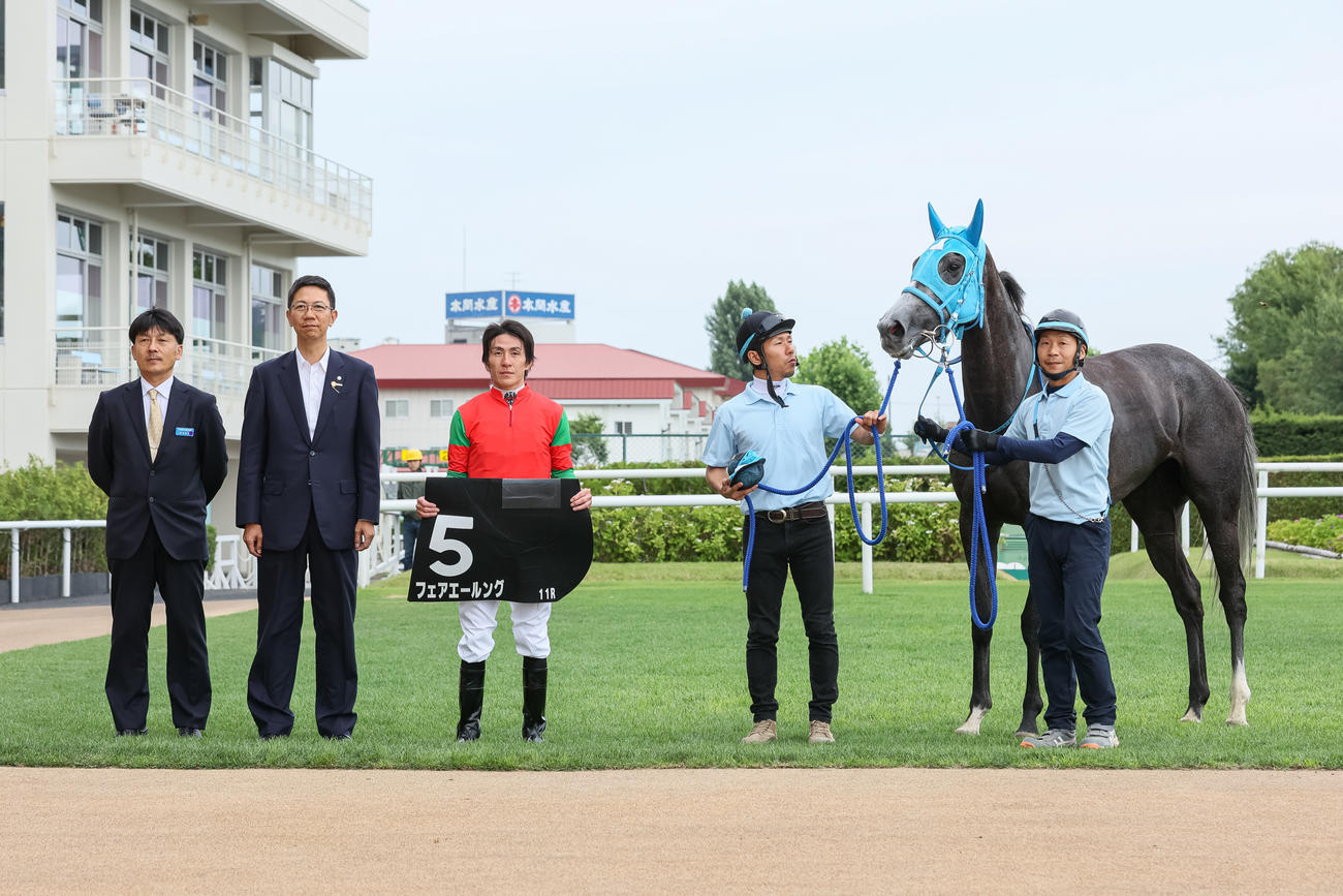 STV賞を制したフェアエールングと丹内騎手（撮影・村野早祐）