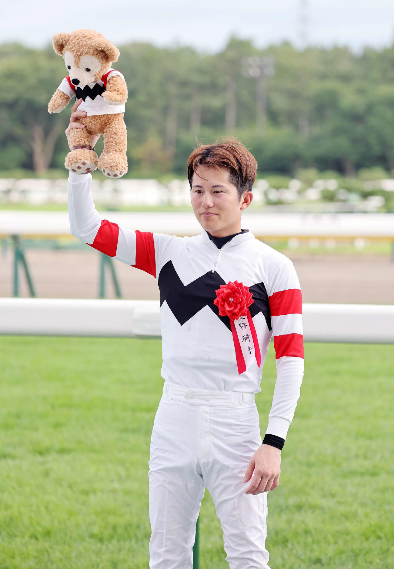 新潟ジャンプSを制し表彰された小牧加矢太騎手（撮影・鈴木正人）