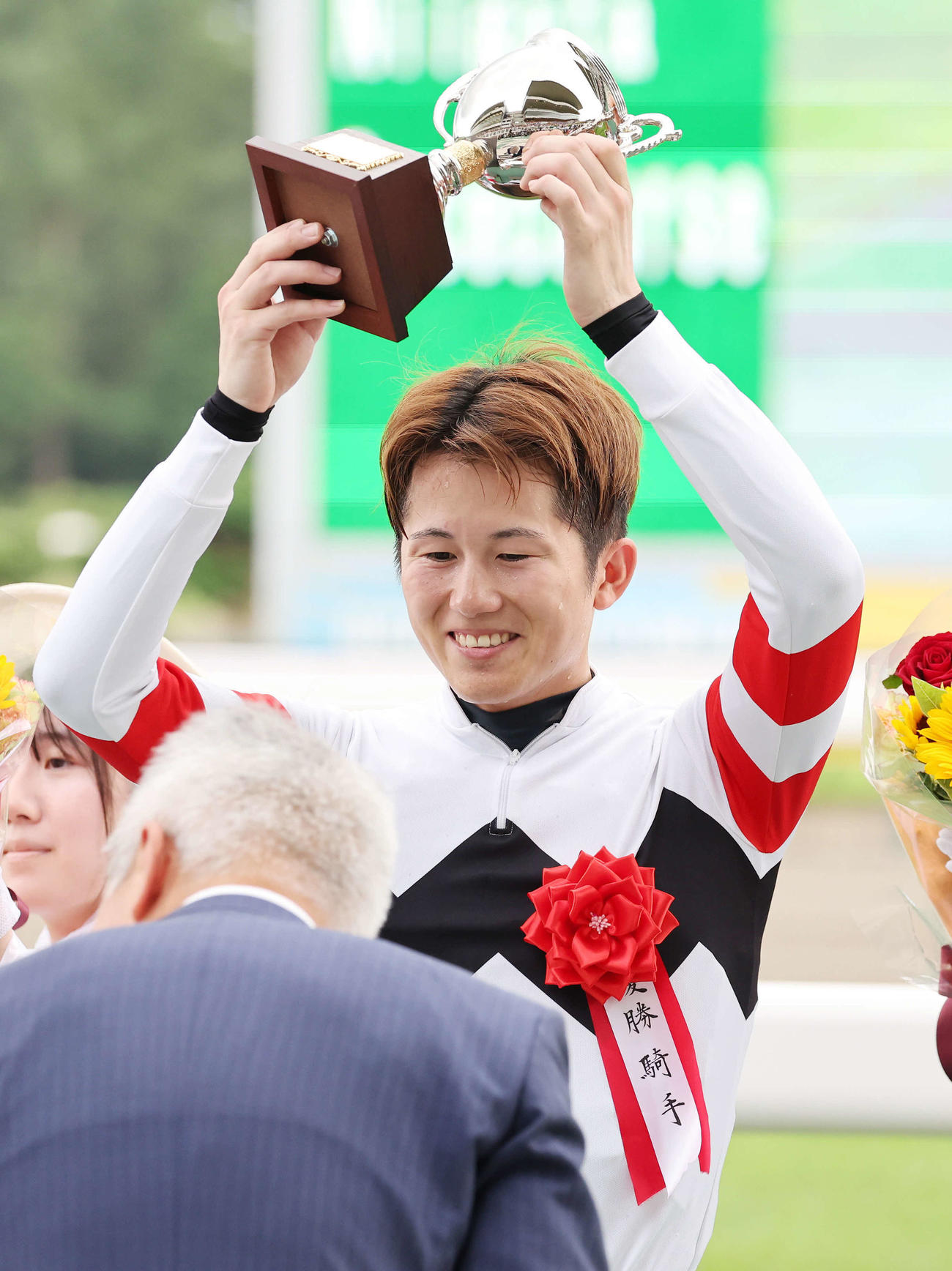 新潟ジャンプSを制し表彰される小牧加矢太騎手（撮影・鈴木正人）