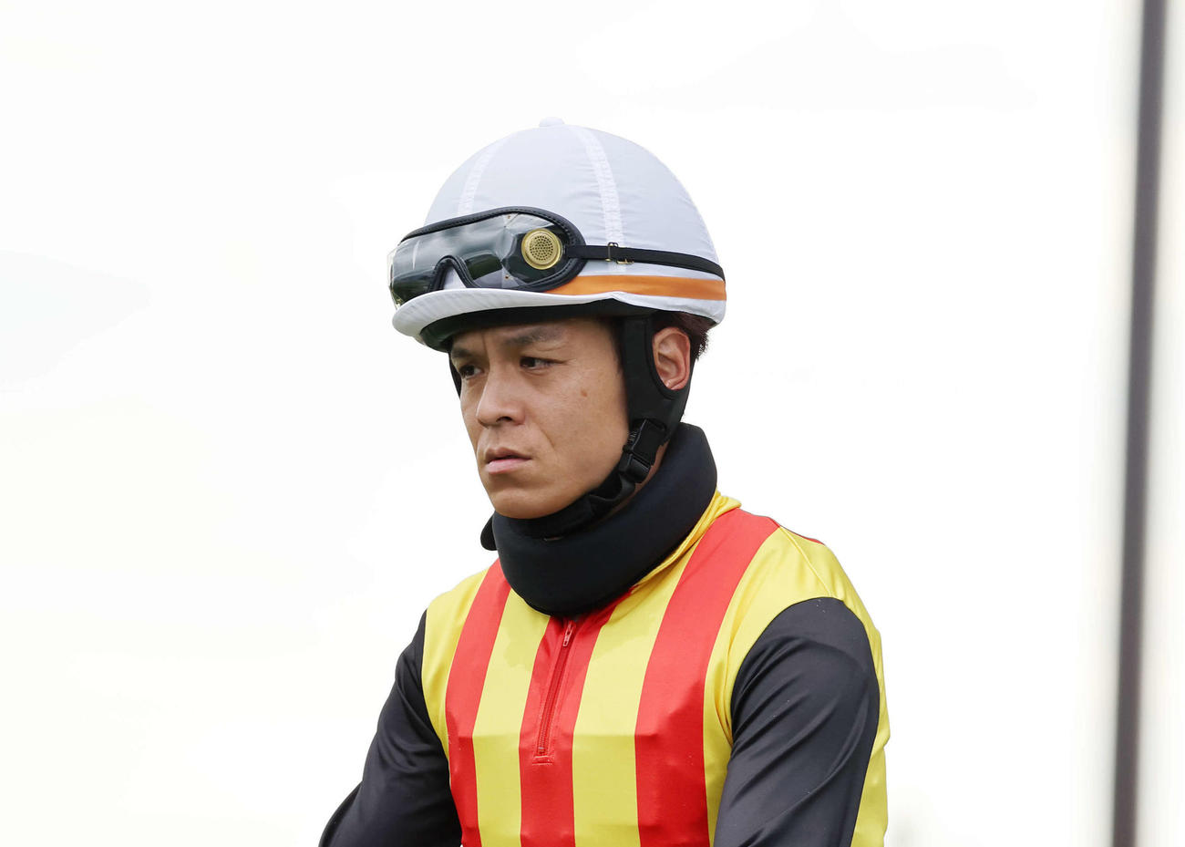 新潟ジャンプSで首を守る器具をつけて騎乗する高田潤騎手（撮影・鈴木正人）