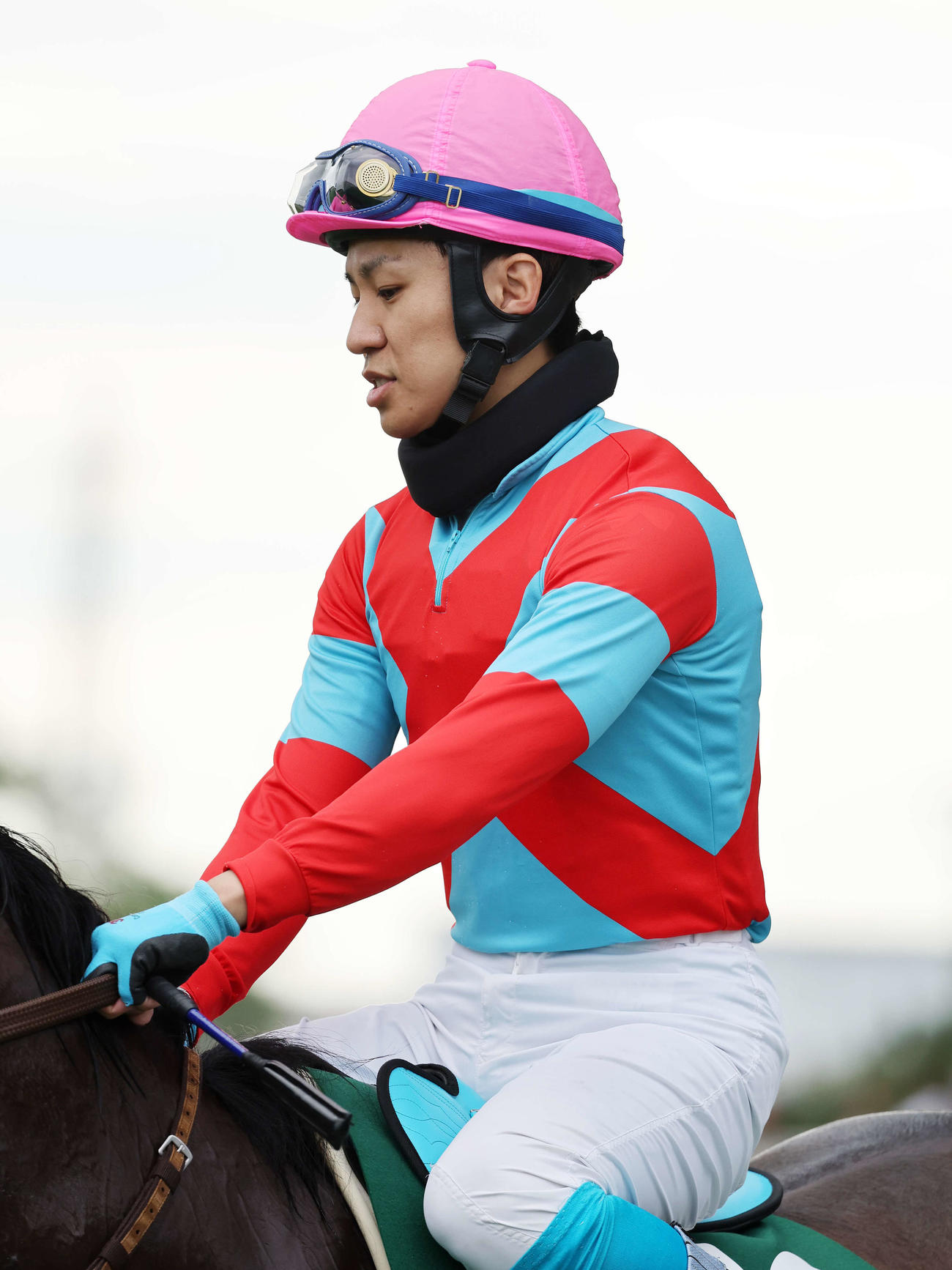 新潟ジャンプSで首を守る器具をつけて騎乗する黒岩悠騎手（撮影・鈴木正人）