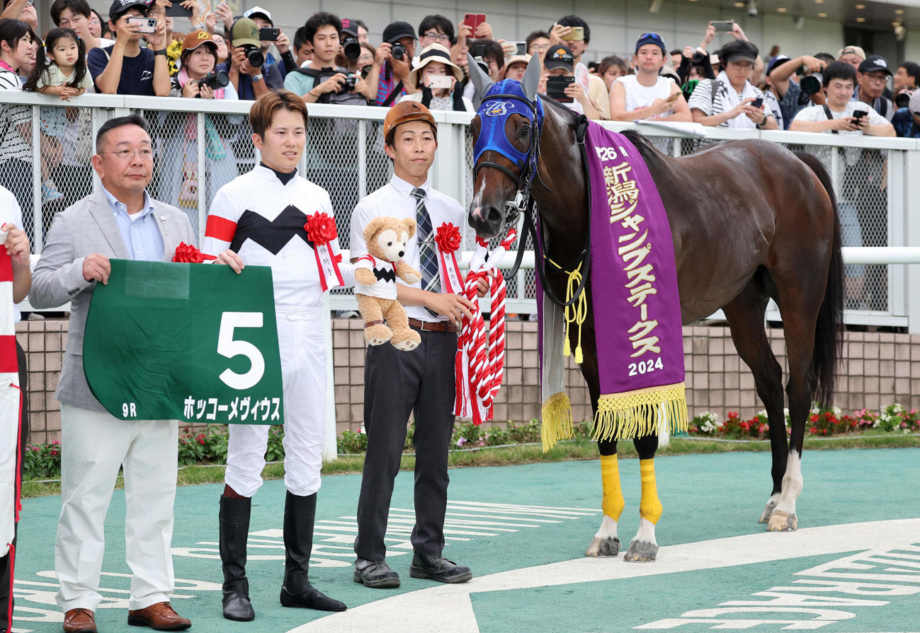 新潟ジャンプSを制したホッコーメヴィウスと小牧加矢太騎手（撮影・鈴木正人）