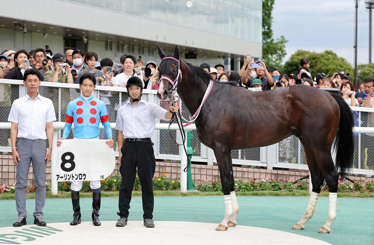 新潟1R、2歳未勝利を制したアーリントンロウと坂井瑠星騎手（撮影・鈴木正人）