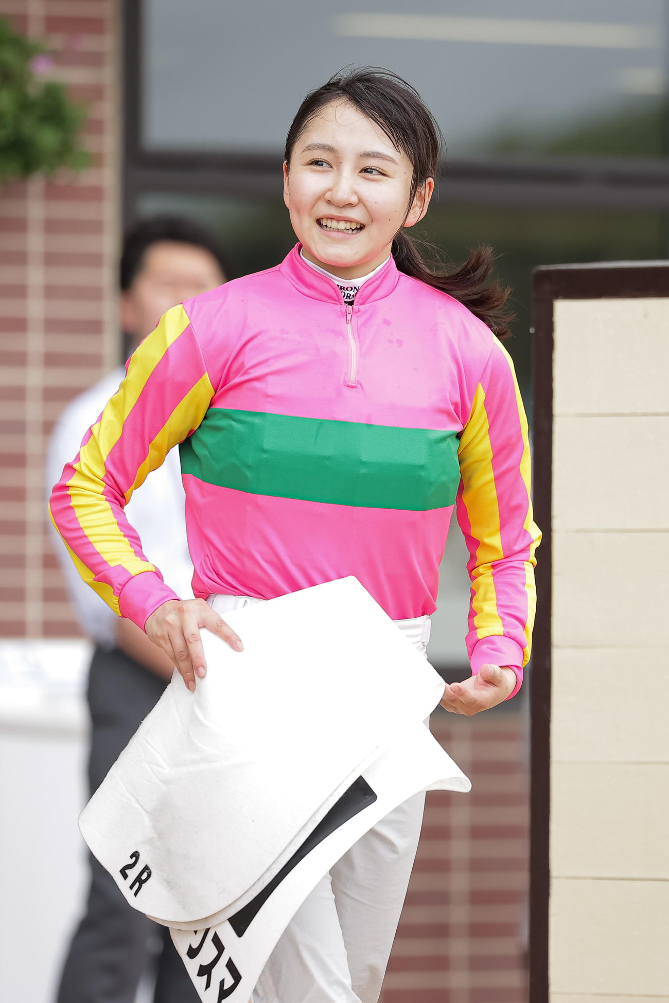 ファンからの声援に笑顔を見せる古川奈騎手（撮影・村野早祐）