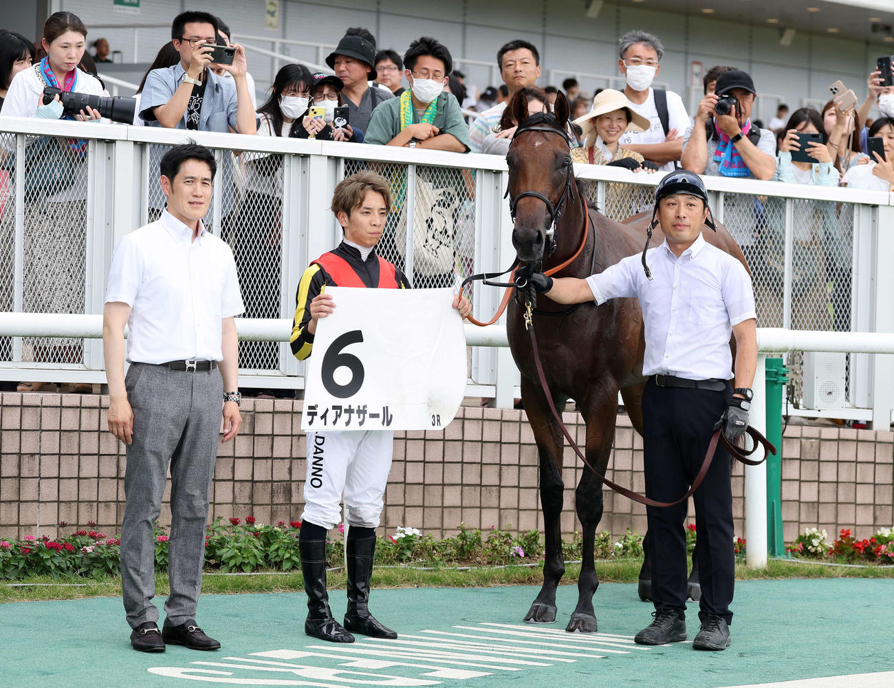 新潟3R、新馬戦を制したディアナザールと団野大成騎手（撮影・鈴木正人）
