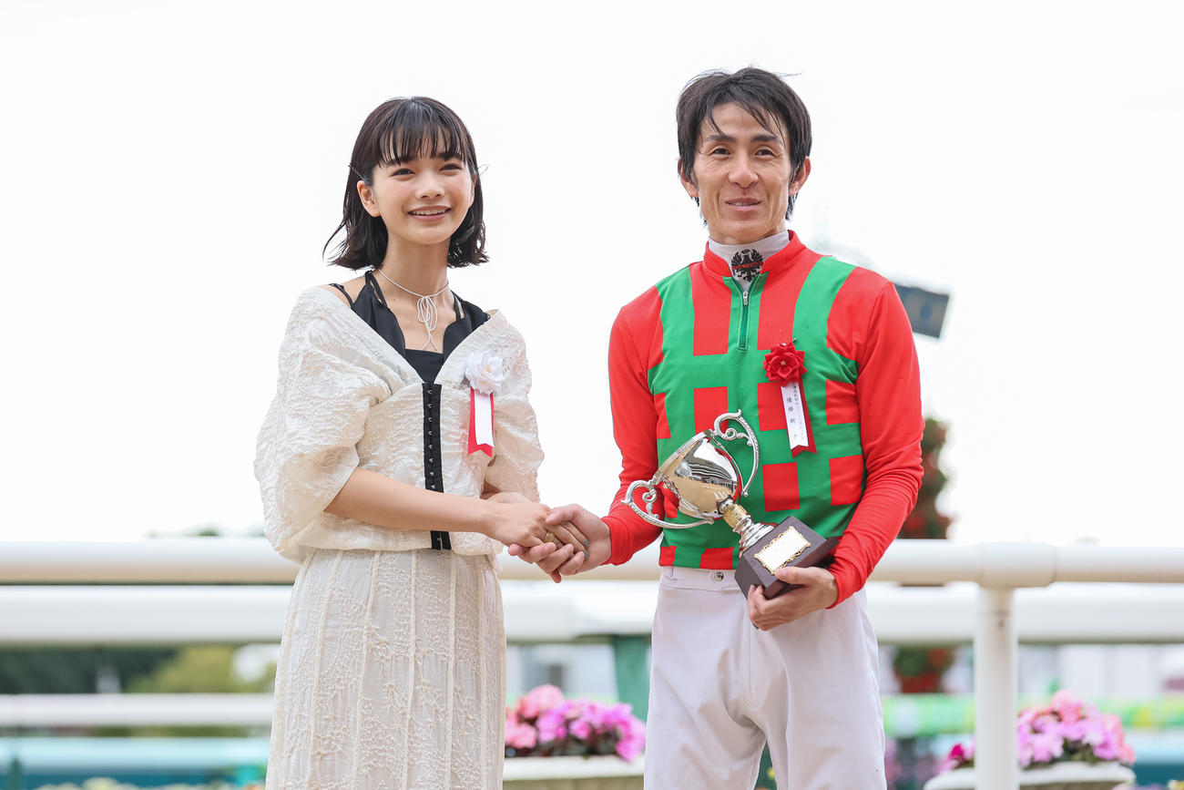 ゲストプレゼンターの三上愛（左）と記念写真に納まる丹内騎手（撮影・村野早祐）