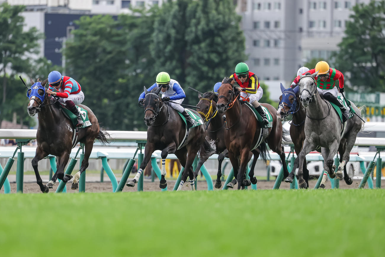 クイーンSを制したコガネノソラと丹内騎手（左）（撮影・村野早祐）
