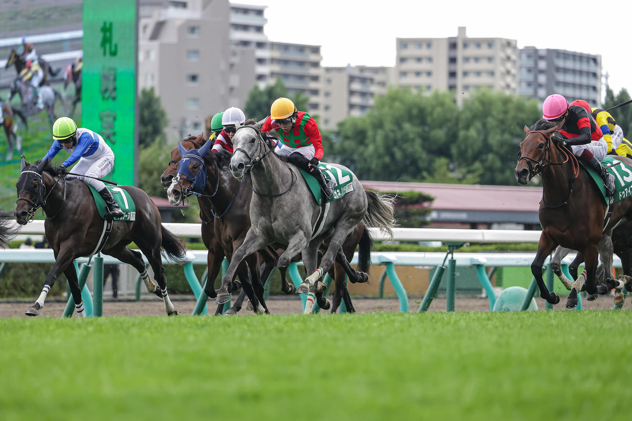 クイーンSを制したコガネノソラと丹内騎手（中）（撮影・村野早祐）