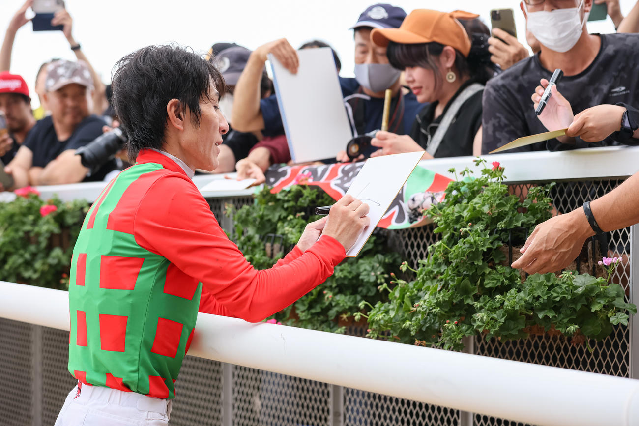 ファンにサインする丹内騎手（撮影・村野早祐）