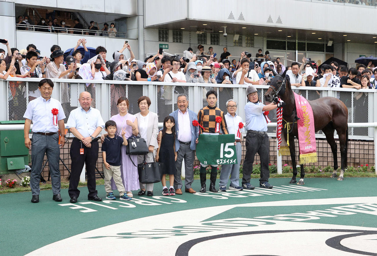 アイビスサマーダッシュを制したモズメイメイと国分恭介騎手（撮影・鈴木正人）