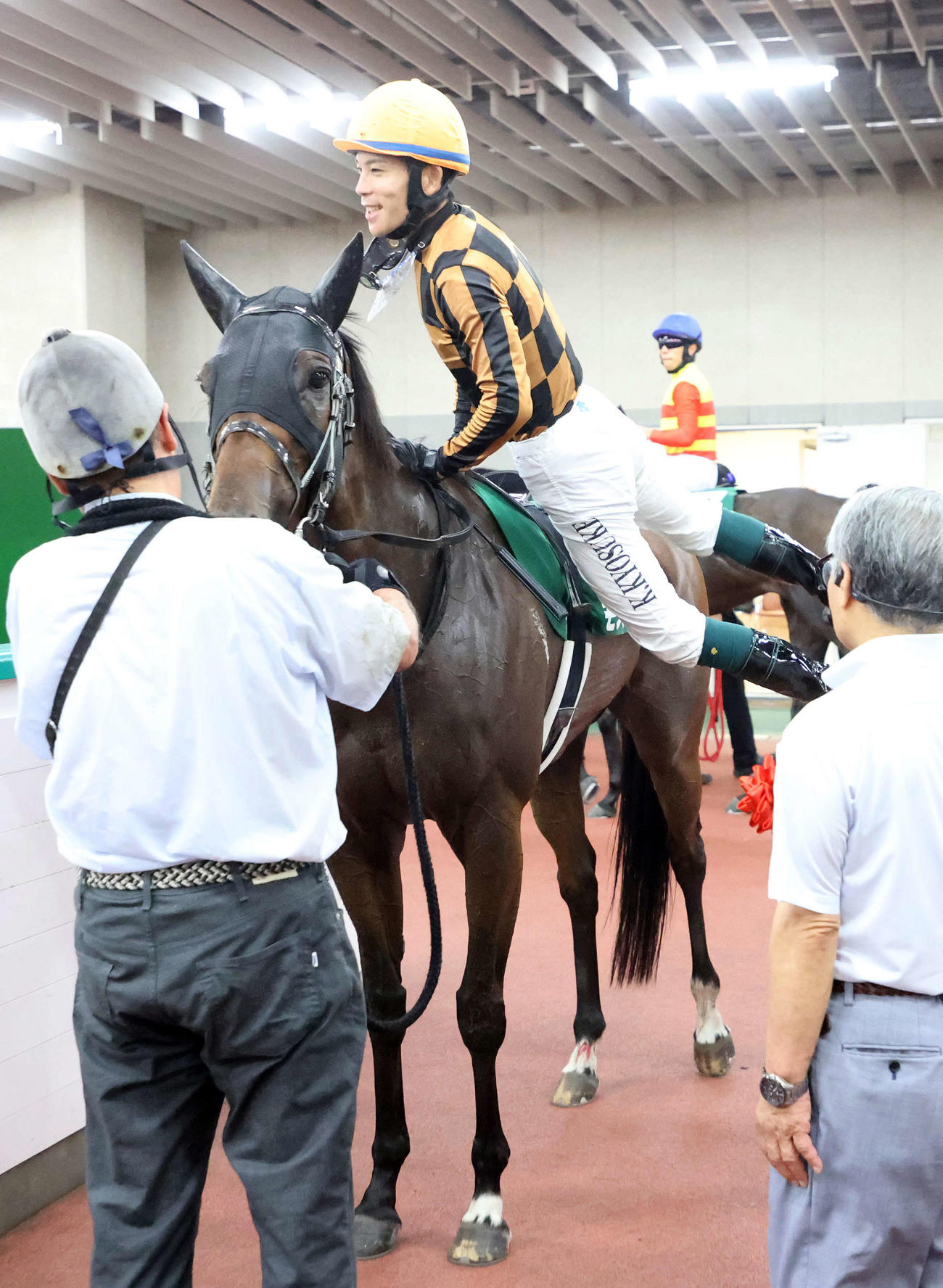 アイビスサマーダッシュを制したモズメイメイと笑顔で下馬する国分恭介騎手（撮影・鈴木正人）