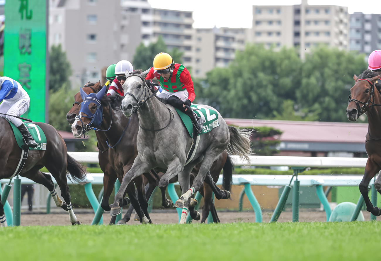 クイーンSを制したコガネノソラと丹内騎手（中）（撮影・村野早祐）