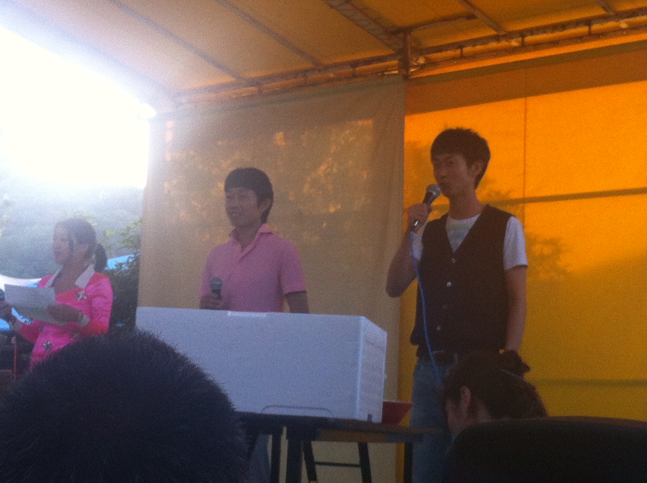 高知競馬場の「夜さ恋ナイター」のイベントに出席した武豊騎手と武幸四郎元騎手＝2013年7月15日