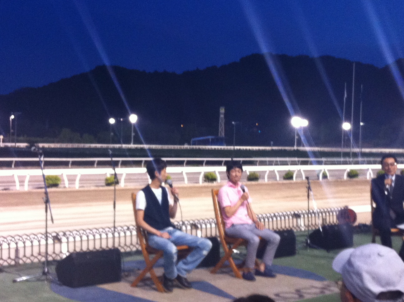 高知競馬場の「夜さ恋ナイター」のイベントに出席した武豊騎手と武幸四郎元騎手＝2013年7月15日