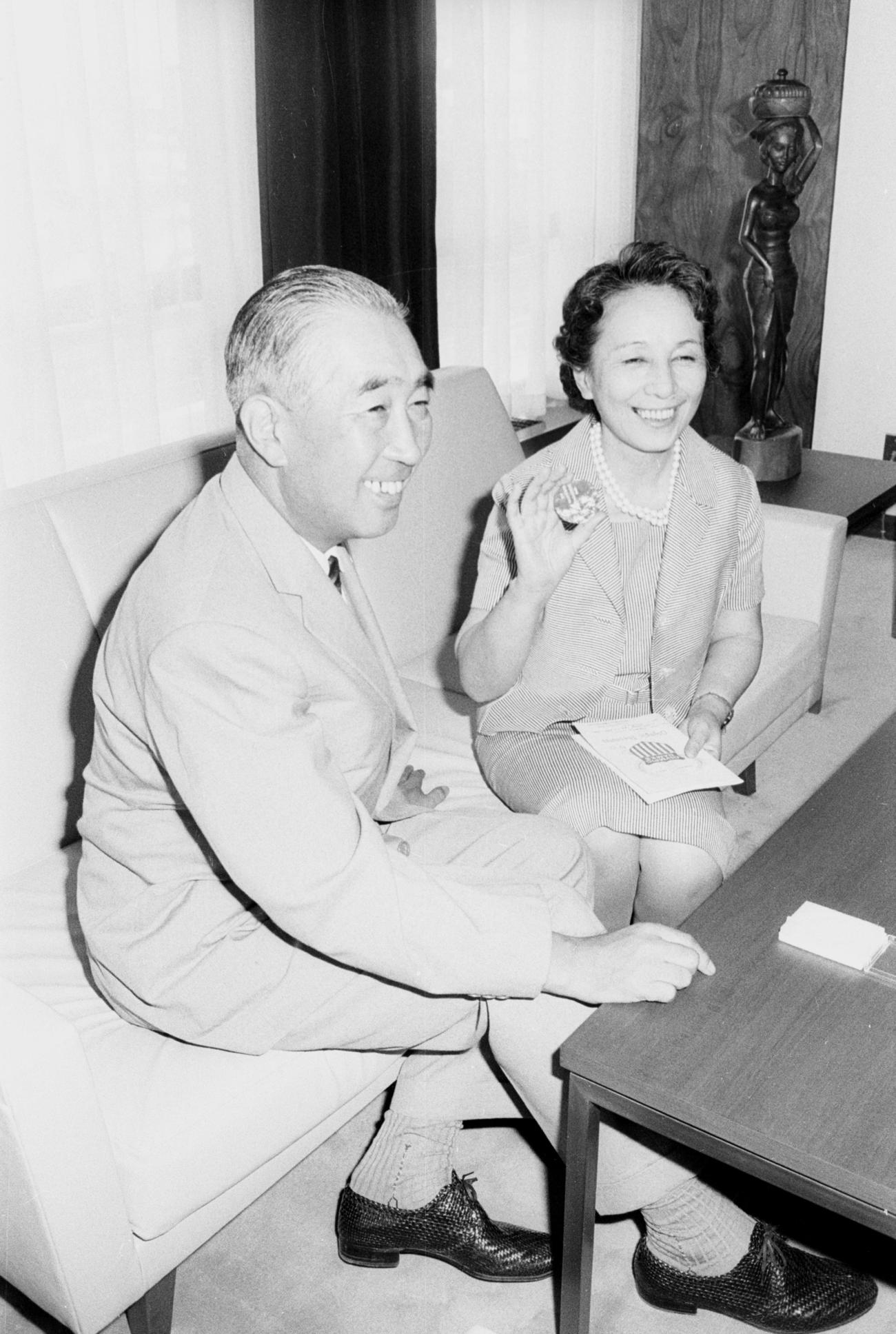 故西竹一大佐（当時中尉）夫人の武子さん（右）に、米ヘルムス財団から金メダルが贈られた（1964年撮影）