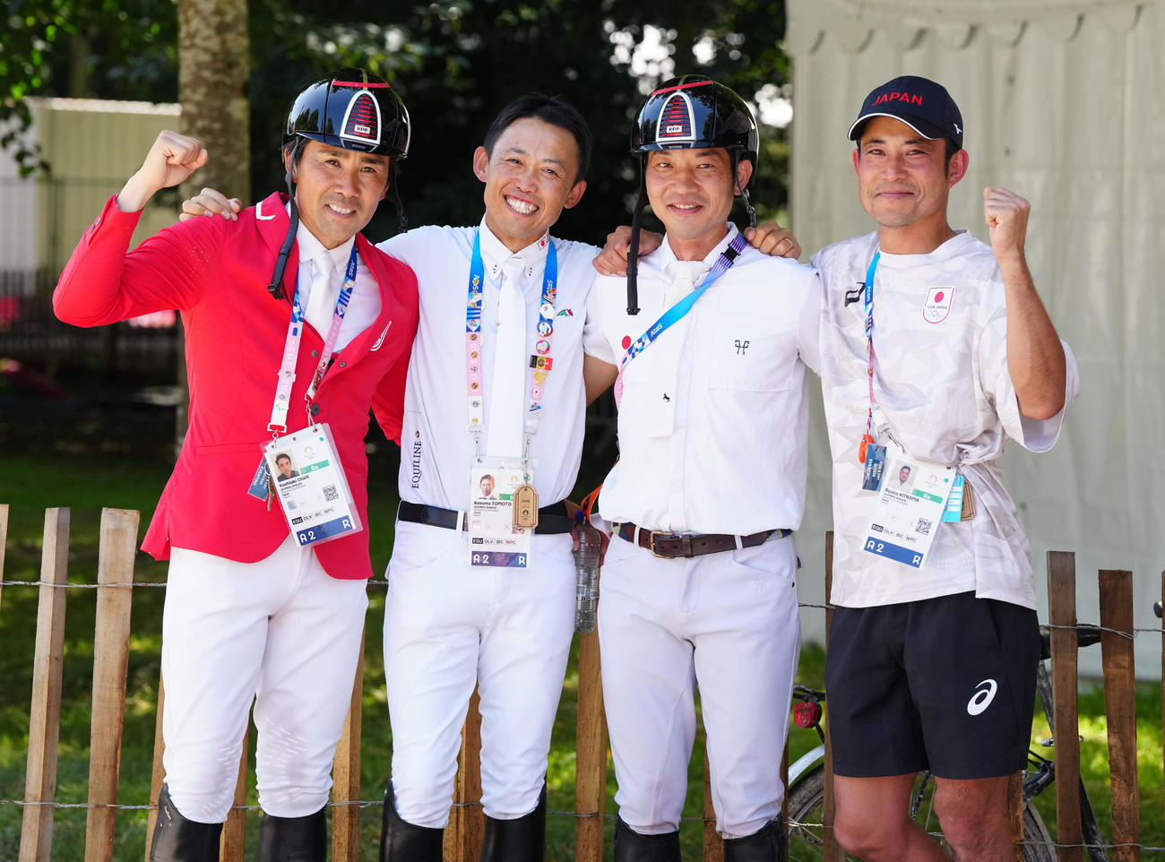 総合馬術団体で銅メダルを獲得し写真に納まる選手たち。左から大岩、戸本、田中、北島（撮影・江口和貴）