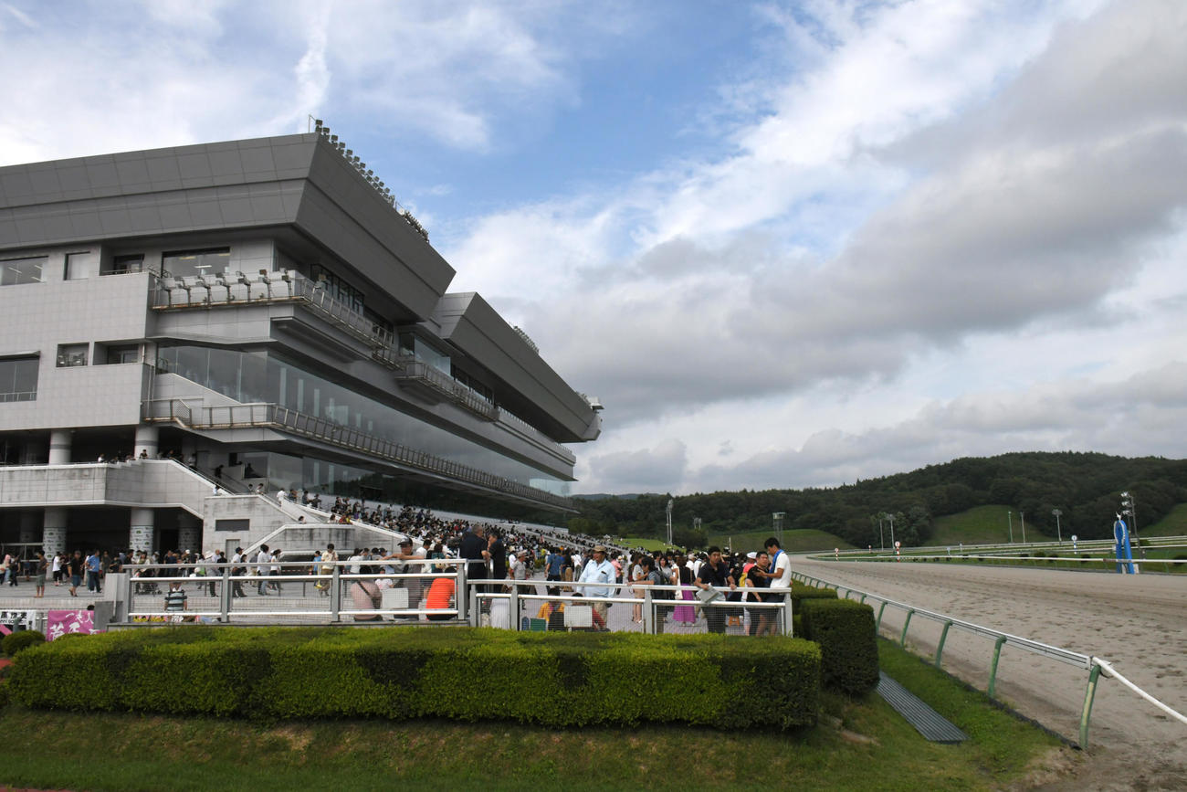 盛岡競馬場のスタンド全景。右はダートコース（2019年8月12日撮影）
