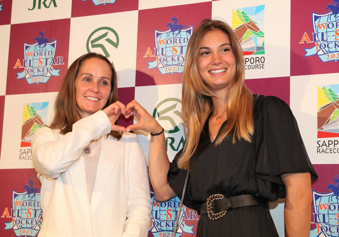 2023年WASJウエルカムセレモニー　レイチェル・キング騎手（左）とマリー・ヴェロン騎手
