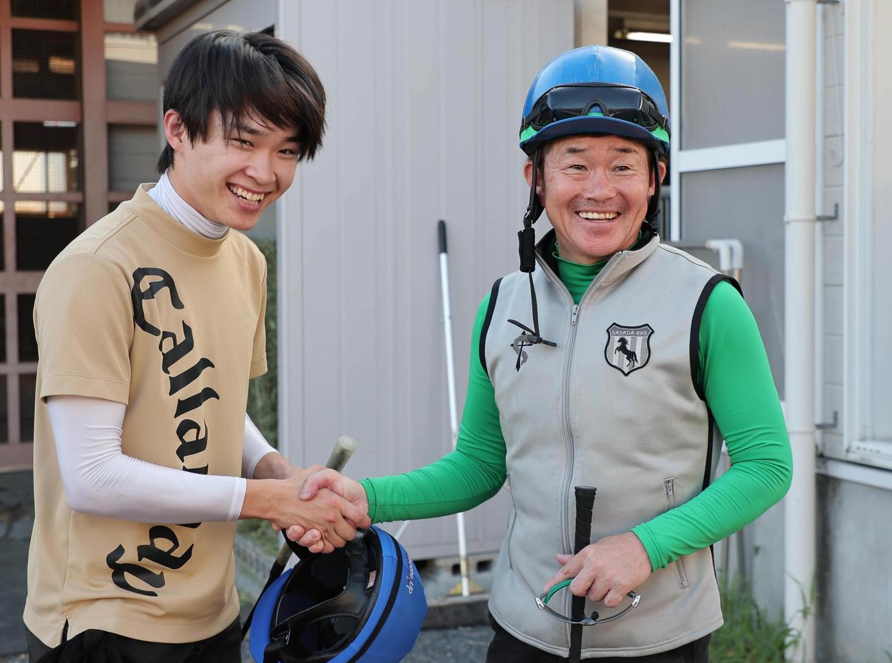 JRAラストデーで、角田大和騎手（左）と笑顔で握手を交わす小牧太騎手