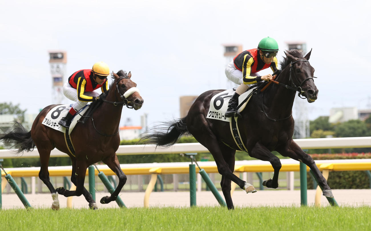 新馬戦を制したクロワデュノールと北村友騎手。左は2着アルレッキーノ（2024年6月9日撮影）