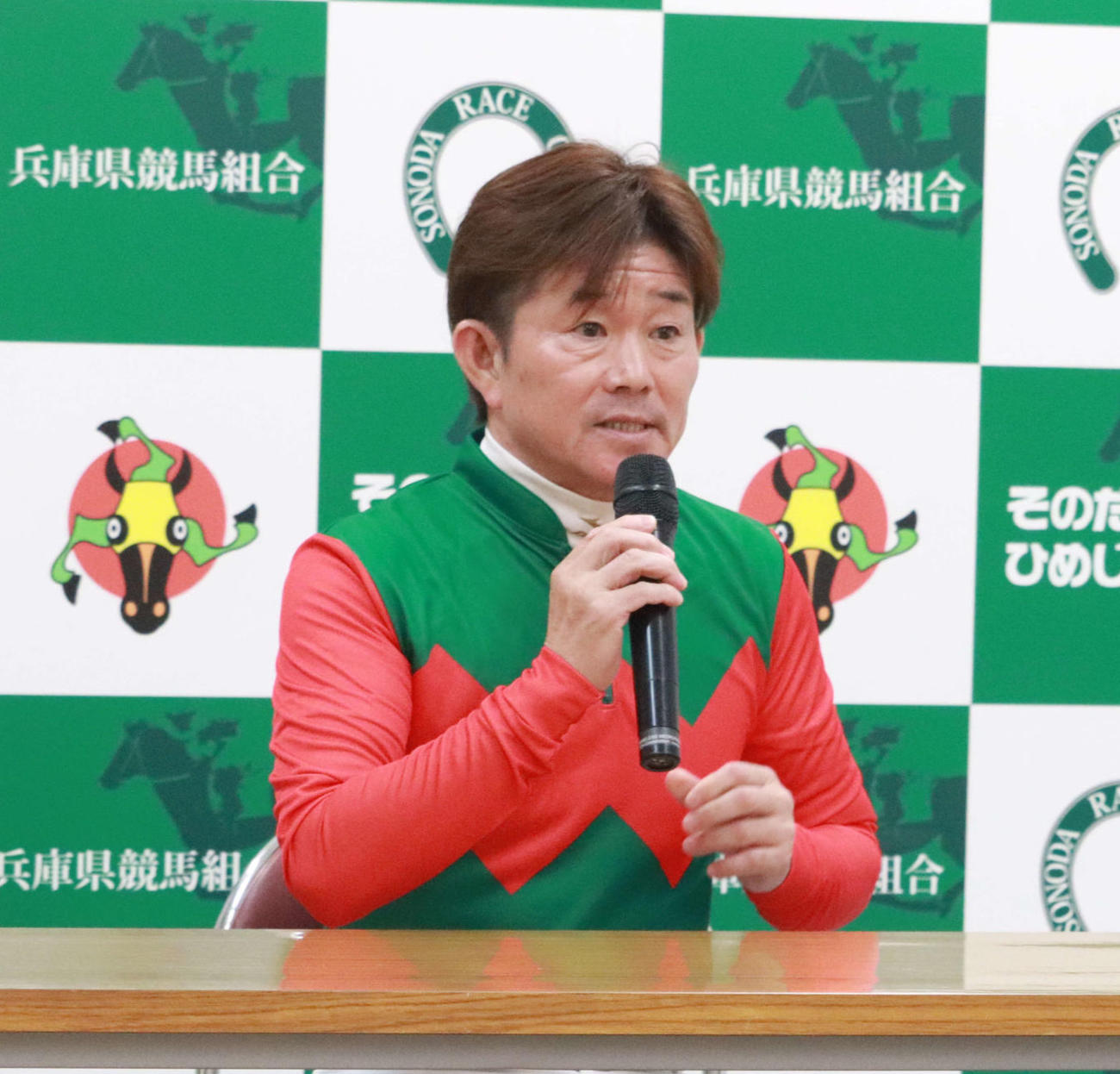 兵庫競馬に復帰して記者会見に応じる小牧太騎手