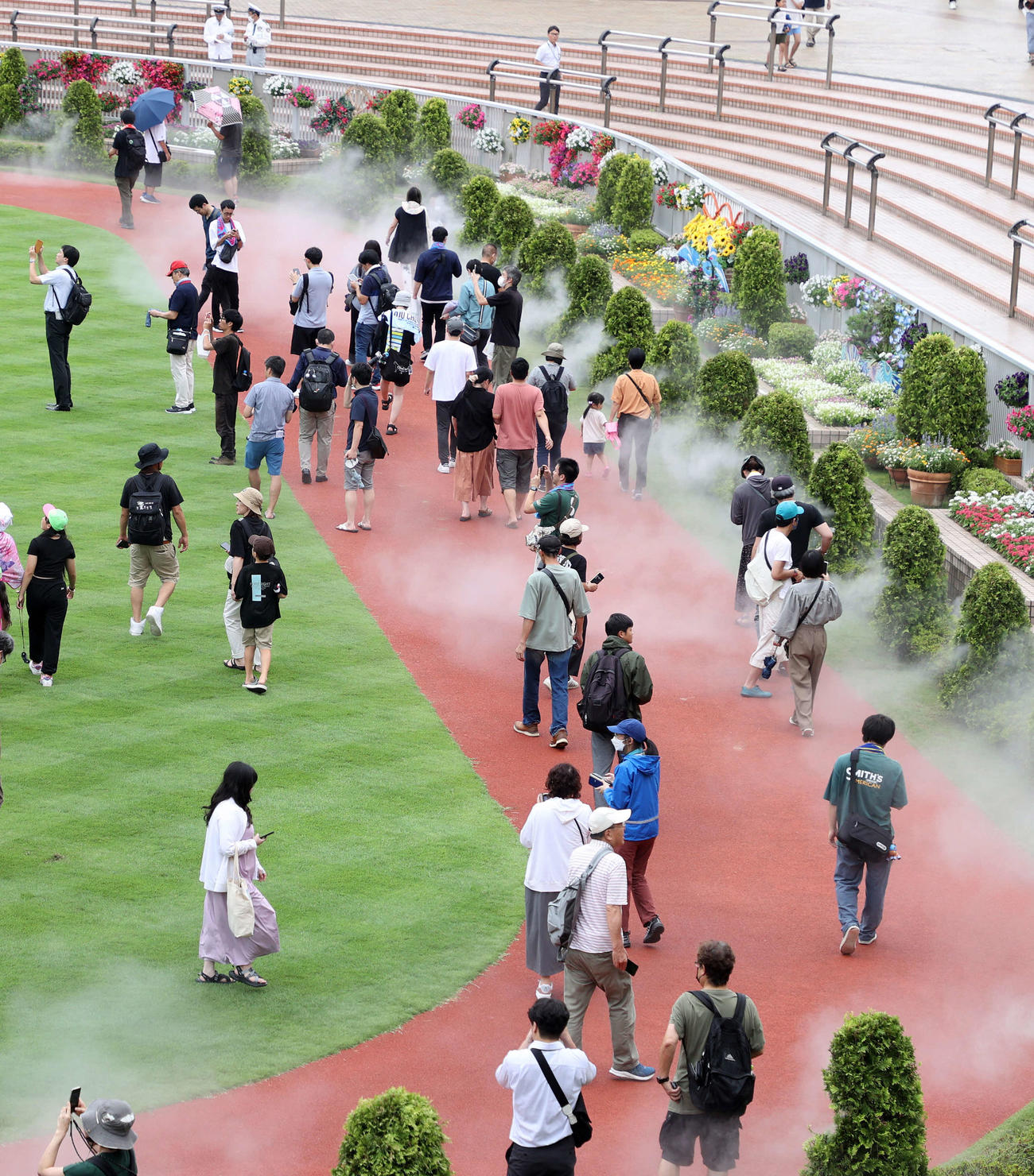 7月27日、昼休みにパドックウオークが行われた新潟競馬場
