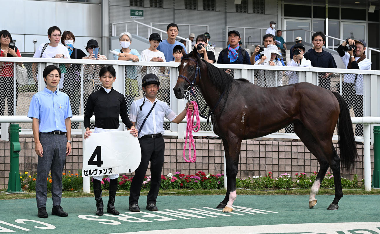 新潟1R 2歳未勝利戦を制したセルヴァンスの口取りをする坂井騎手と小椋師＝2024年8月3日