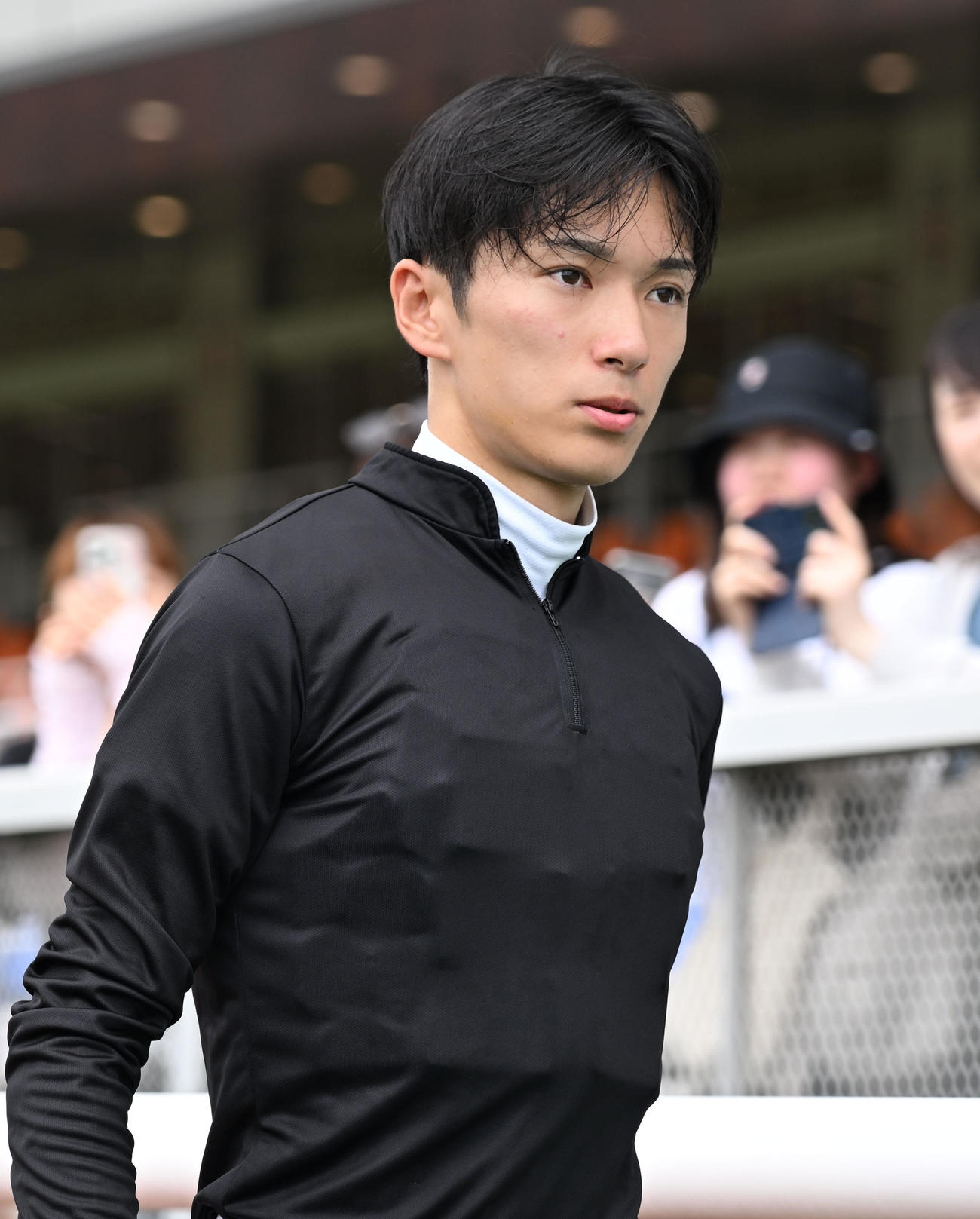 新潟1R 2歳未勝利戦をセルヴァンスで制した坂井騎手（撮影・千葉一成）