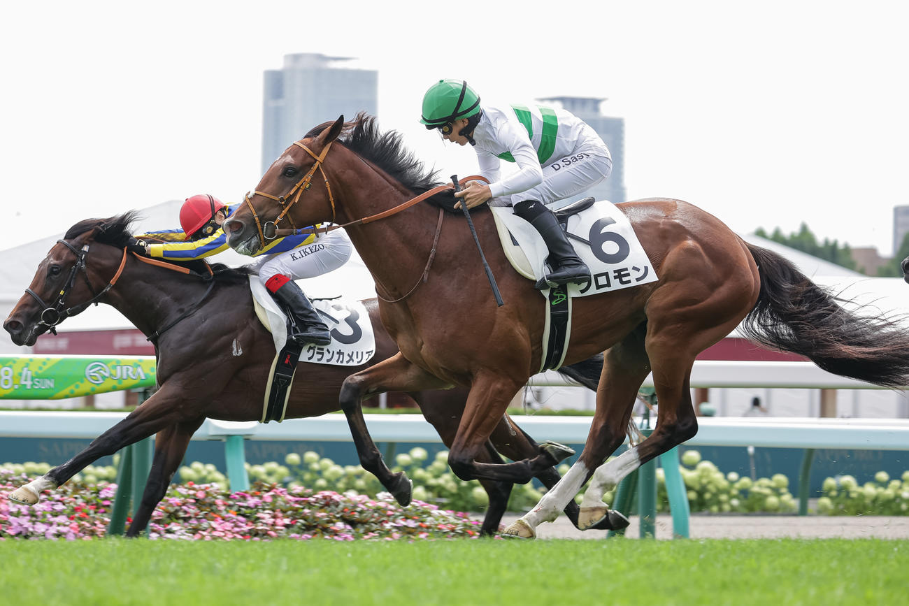 2歳未勝利を勝ち上がったソロモンと佐々木騎手（右）（撮影・村野早祐）