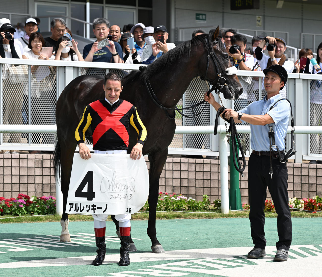 新潟2R 2歳未勝利戦を制したアルレッキーノの口取りをするルメール騎（撮影・千葉一成）